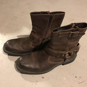 Men’s brown leather zip boots